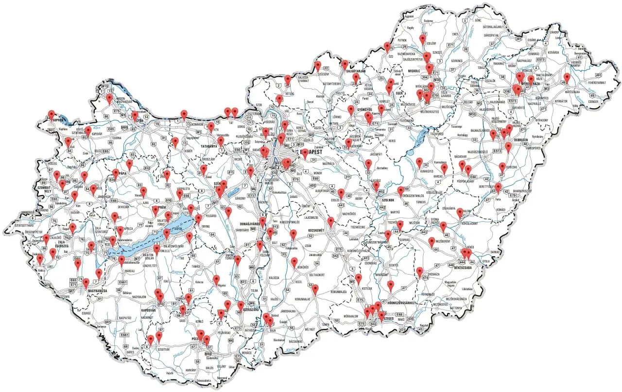 Mapa Węgier z zaznaczonymi czerwonymi pinezkami miastami. To może być pomocne przy planowaniu noclegu tranzytowego, co to znaczy - krótkiego postoju w podróży.