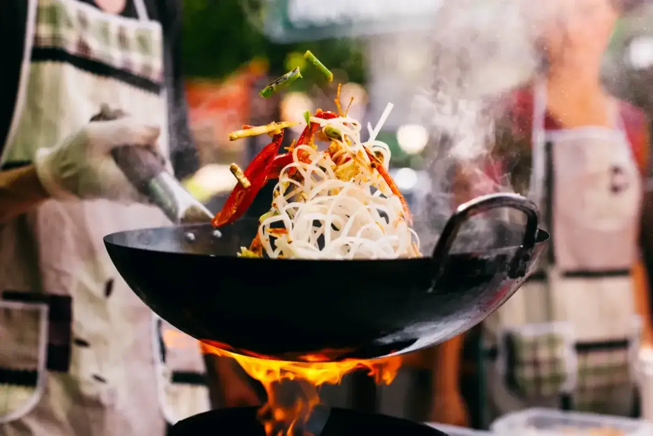 wok i akcesoria do smażenia makaronu