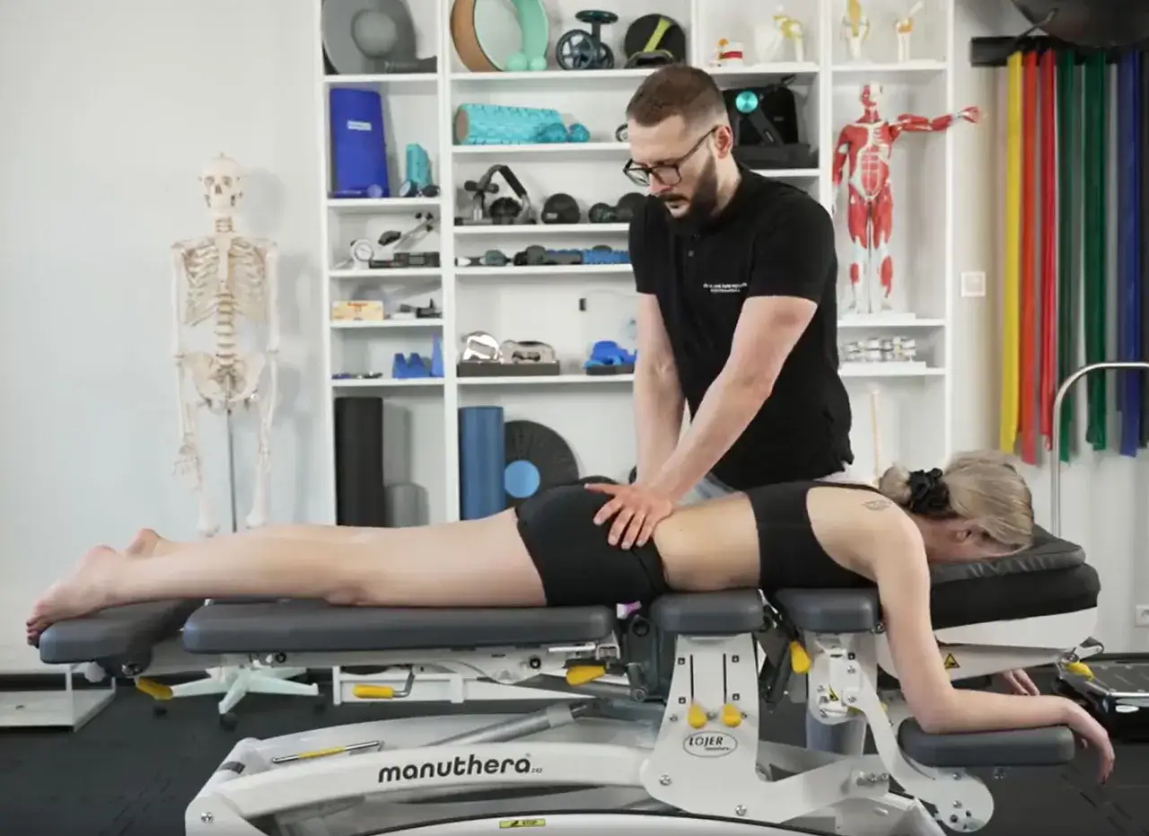 Osteopata wykonuje masaż pleców pacjentki. Czy osteopata jest lekarzem? To pytanie często zadawane w kontekście terapii manualnej.
