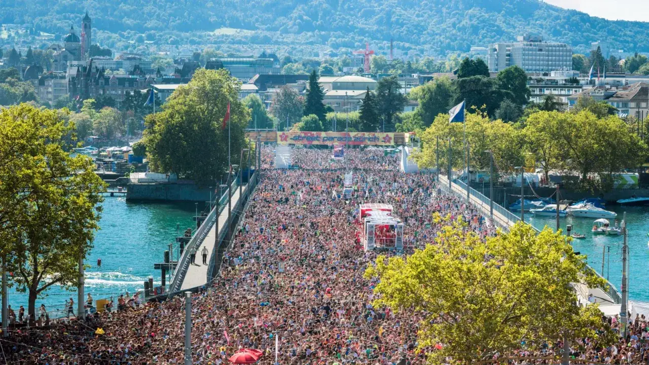 Folla immensa al festival zurigo, un mare di gente festeggia sul ponte durante la Street Parade.