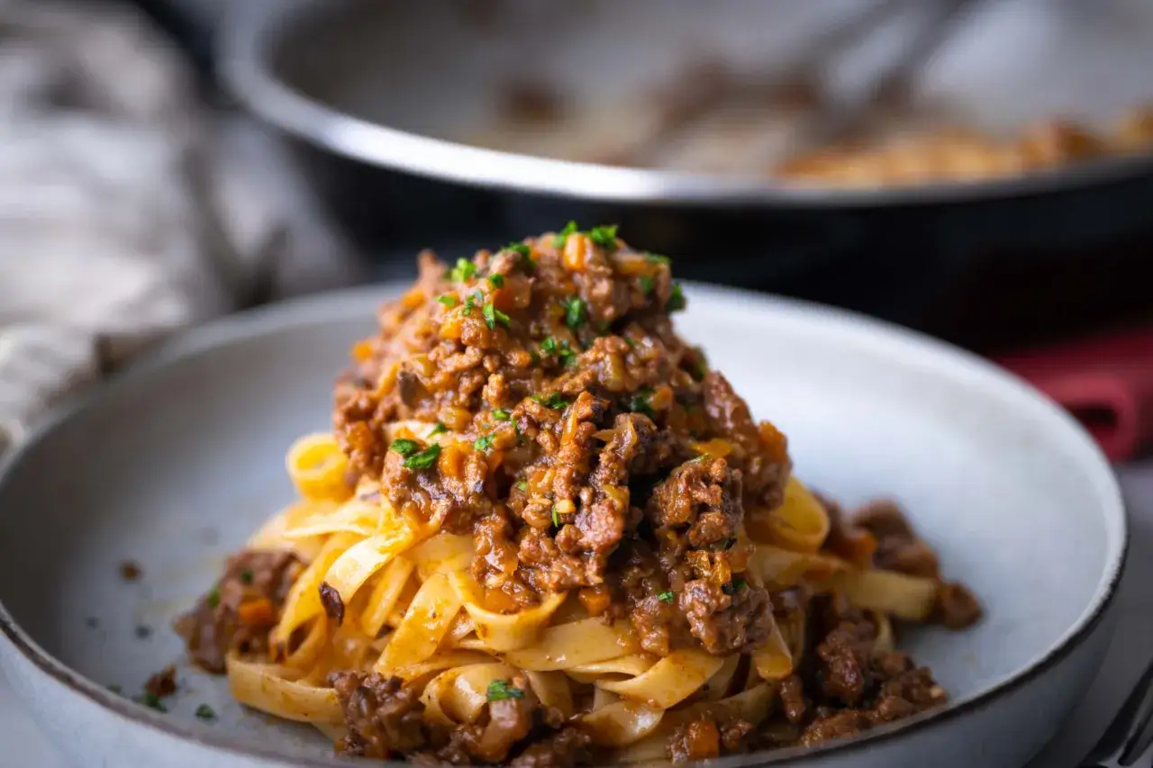 Fettuccine med en mustig köttfärssås, kanske en ragu eller bolognese? Skillnad ragu och bolognese kan vara subtil, men båda är utsökta.