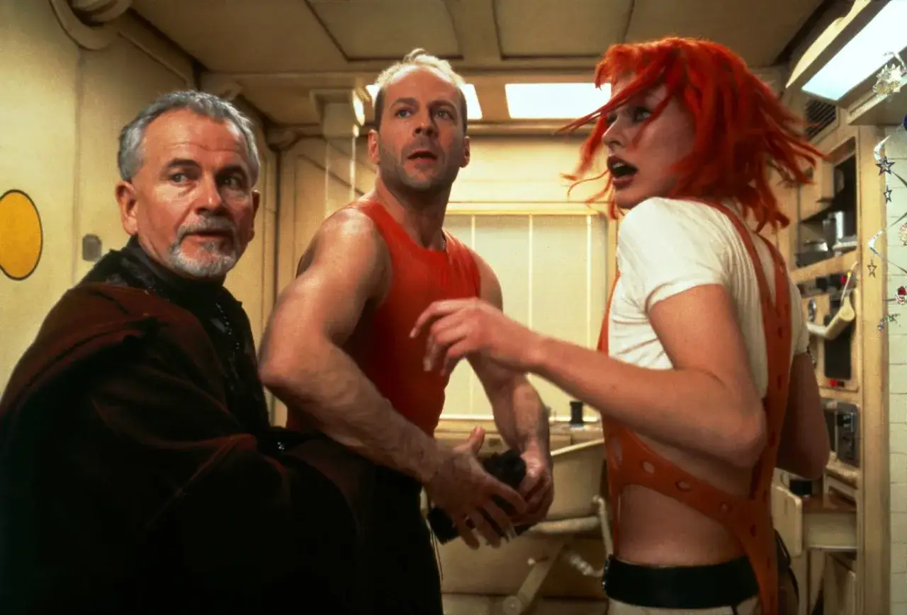 Piąty element obsada: Bruce Willis, Milla Jovovich i Ian Holm w scenie z filmu.