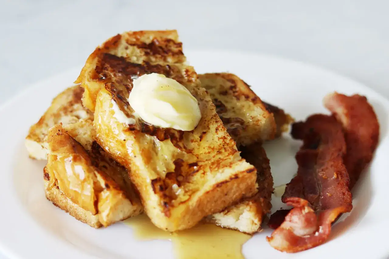 Krispigt bacon och gyllene fattiga riddare med sm&ouml;r och sirap. En perfekt frukost med bacon sylt.