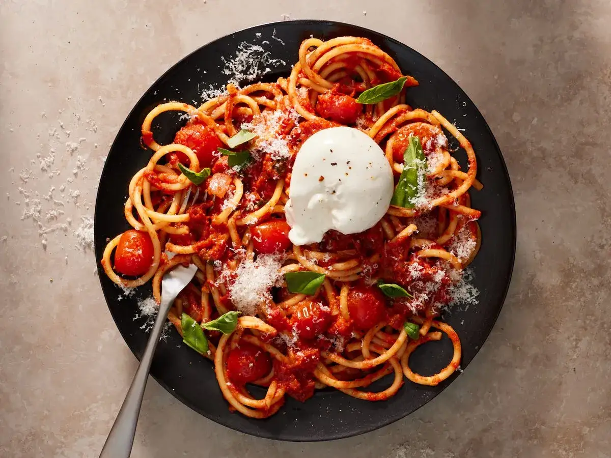 Pasta mit Tomatensauce und einer cremigen Burrata. Ein einfaches, aber köstliches Burrata Rezept, das jeden begeistert.