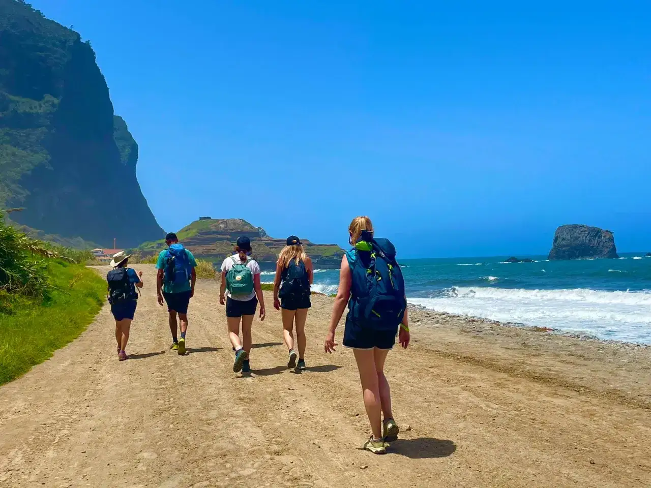 Wanderer genießen das sonnige Madeira Wetter im Oktober auf einem Küstenpfad.