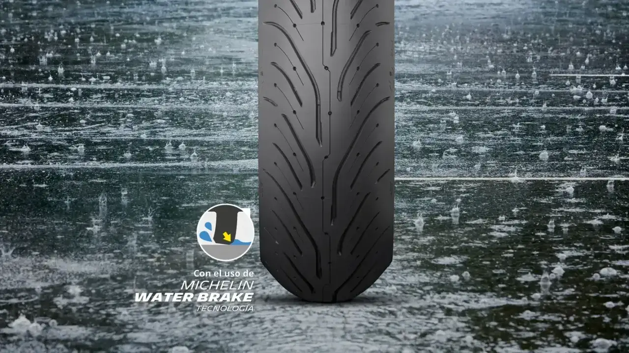 Neumático Michelin Pilot Road 4 en lluvia. ¡Las opiniones sobre su agarre en mojado son excelentes gracias a la tecnología Water Brake!