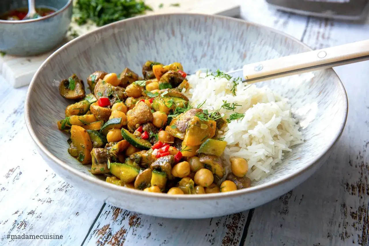 Herzhaftes Gericht mit Kichererbsen, Pilzen und Zucchini, serviert mit Reis. Perfekt für leckere Kichererbsen Rezepte.
