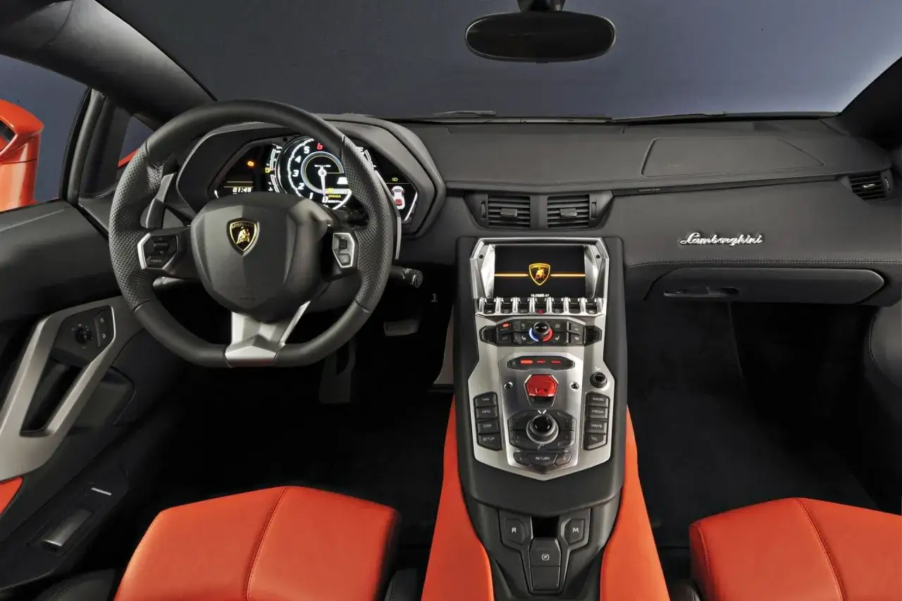 Wnętrze Lamborghini Aventador z pomarańczowymi fotelami. Zastanawiasz się, ile pali Lamborghini Aventador?