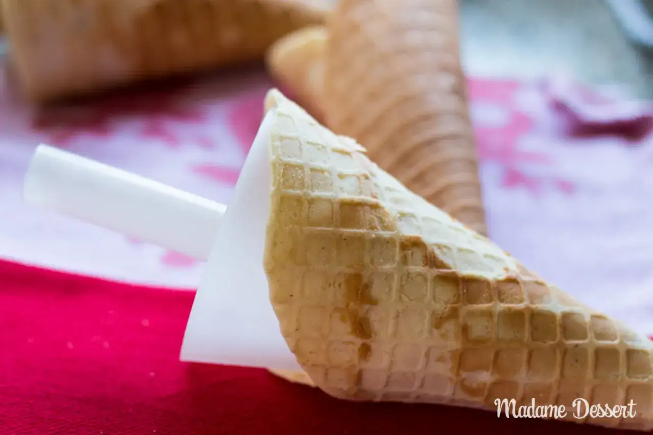 Eiswaffeln selber machen: goldbraune Waffeln mit einem wei&szlig;en F&uuml;llwerkzeug liegen bereit.