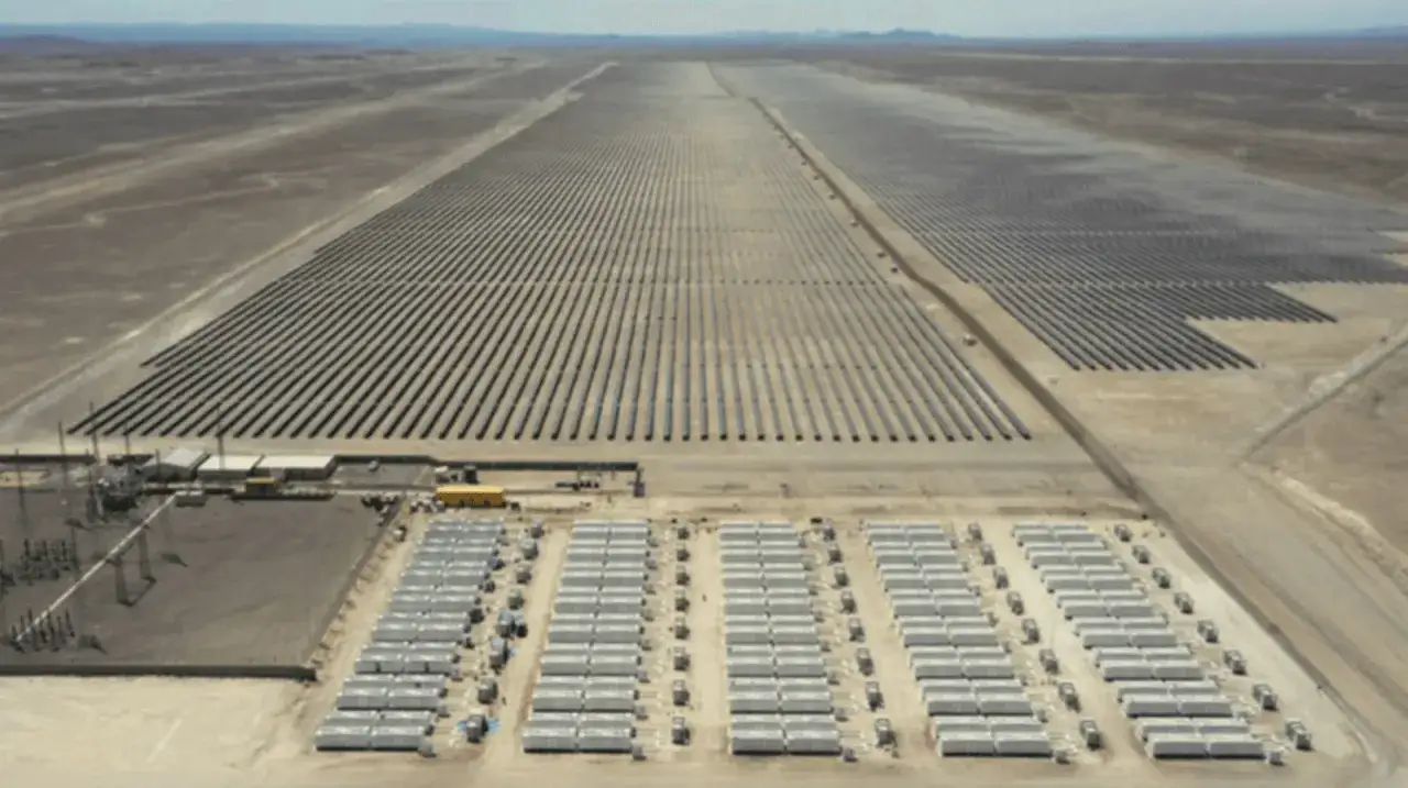Weites Feld mit Reihen von Solarmodulen, ein Zeichen für Spaniens Engagement für erneuerbare Energien.