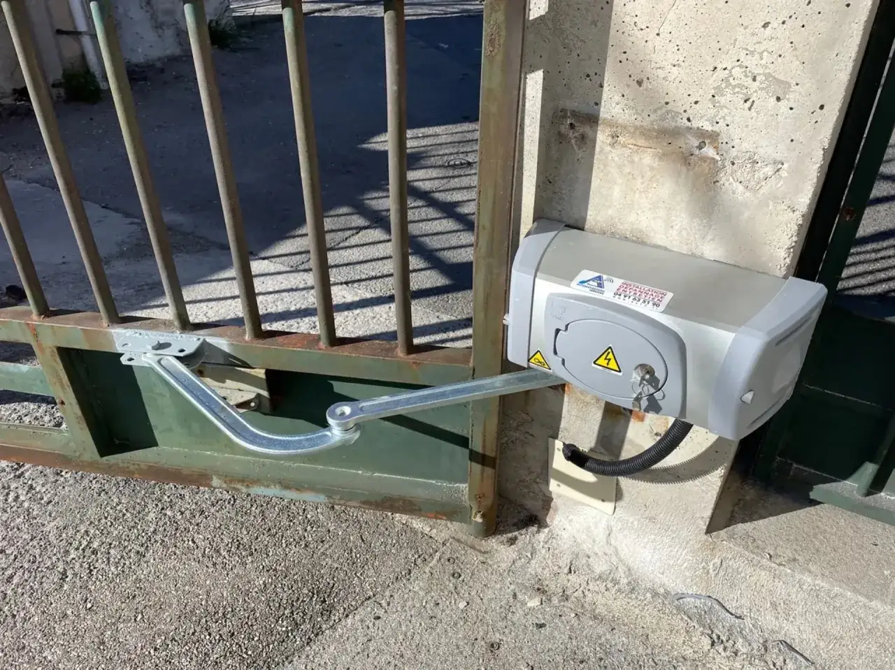Mécanisme de portail électrique, prêt pour une réparation. Le prix de la réparation du portail électrique est une préoccupation courante.