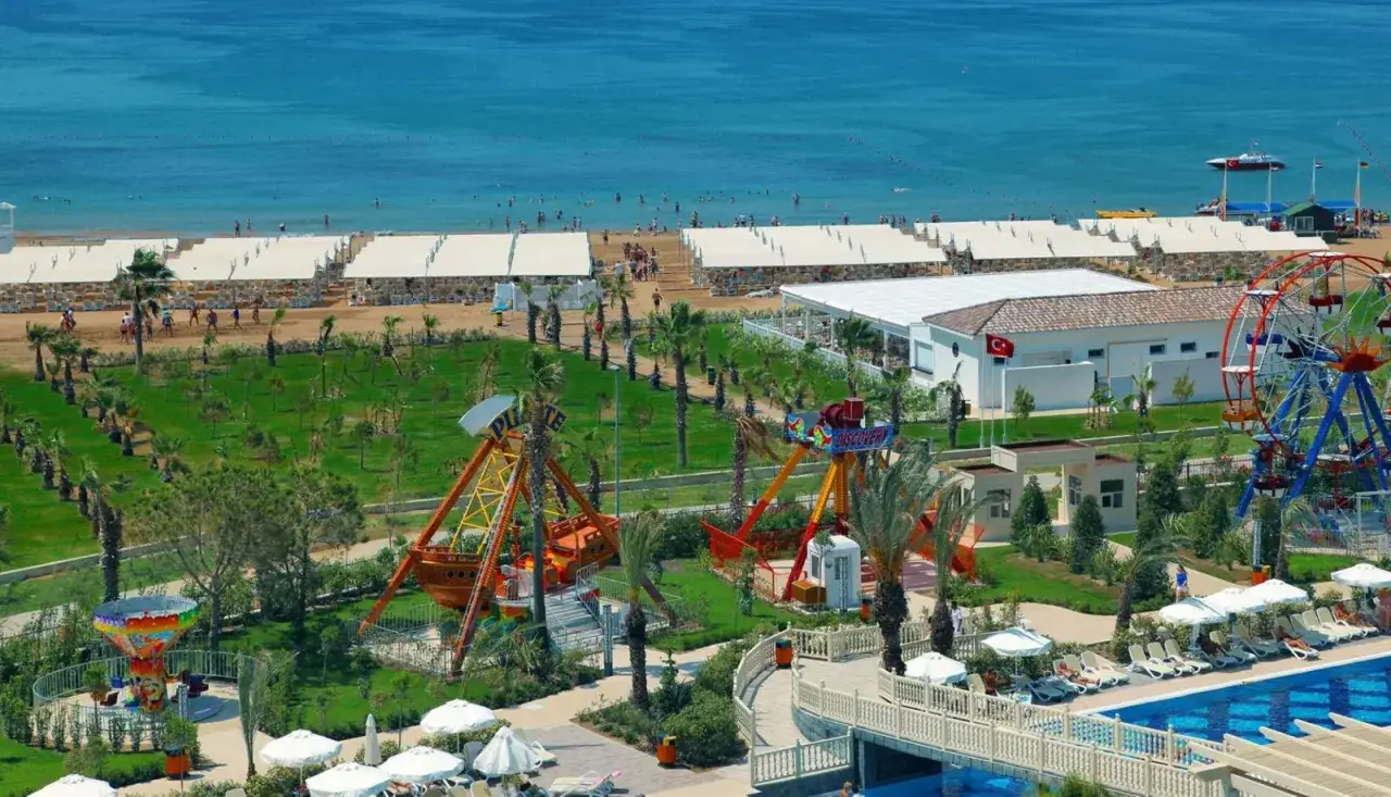 Ein Ferienresort am Meer mit Strand, Pool und Fahrgesch&auml;ften, das an den royal alhambra palace erinnert.