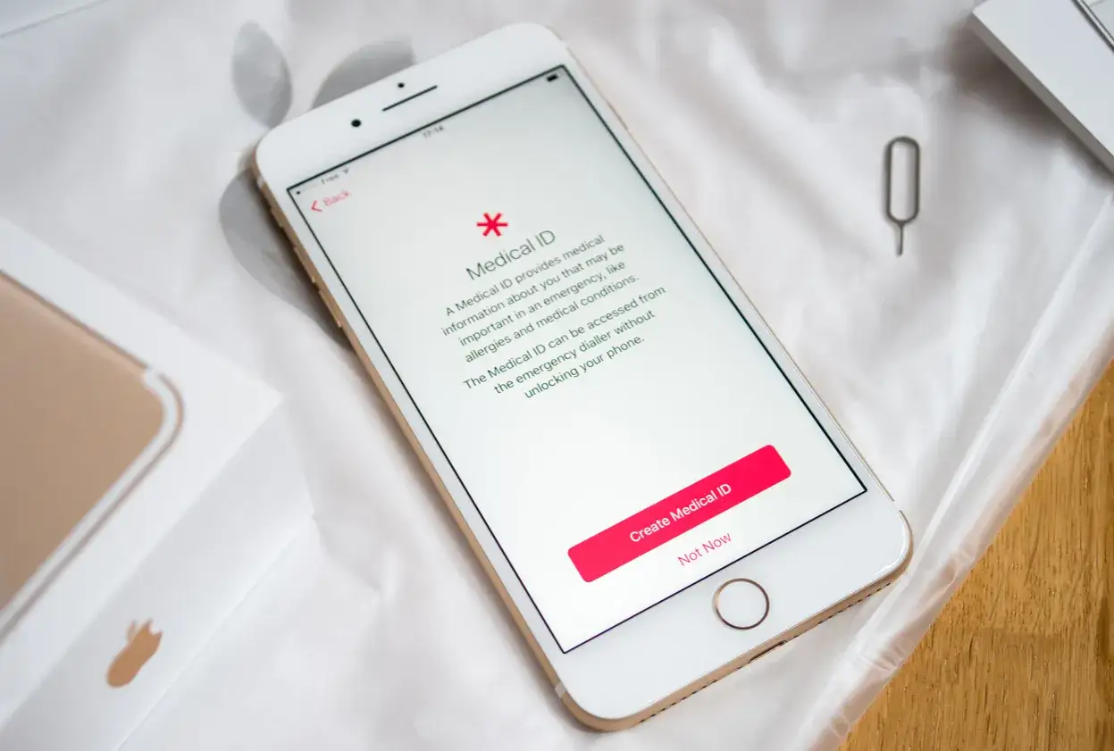 En iPhone visar skärmen för att skapa ett medicinskt id, viktigt för nödsituationer.