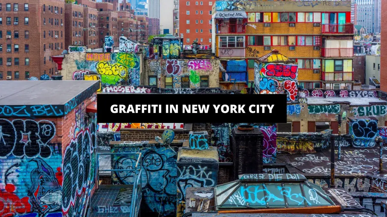 Dachy Nowego Jorku pokryte kolorowym **graffiti**. To sztuka uliczna, która ożywia miejski krajobraz.