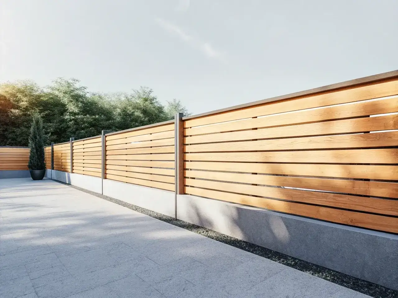 Modern plankstaket i tr&auml; ger insynsskydd och stil. Perfekt f&ouml;r dig som vill bygga plank.