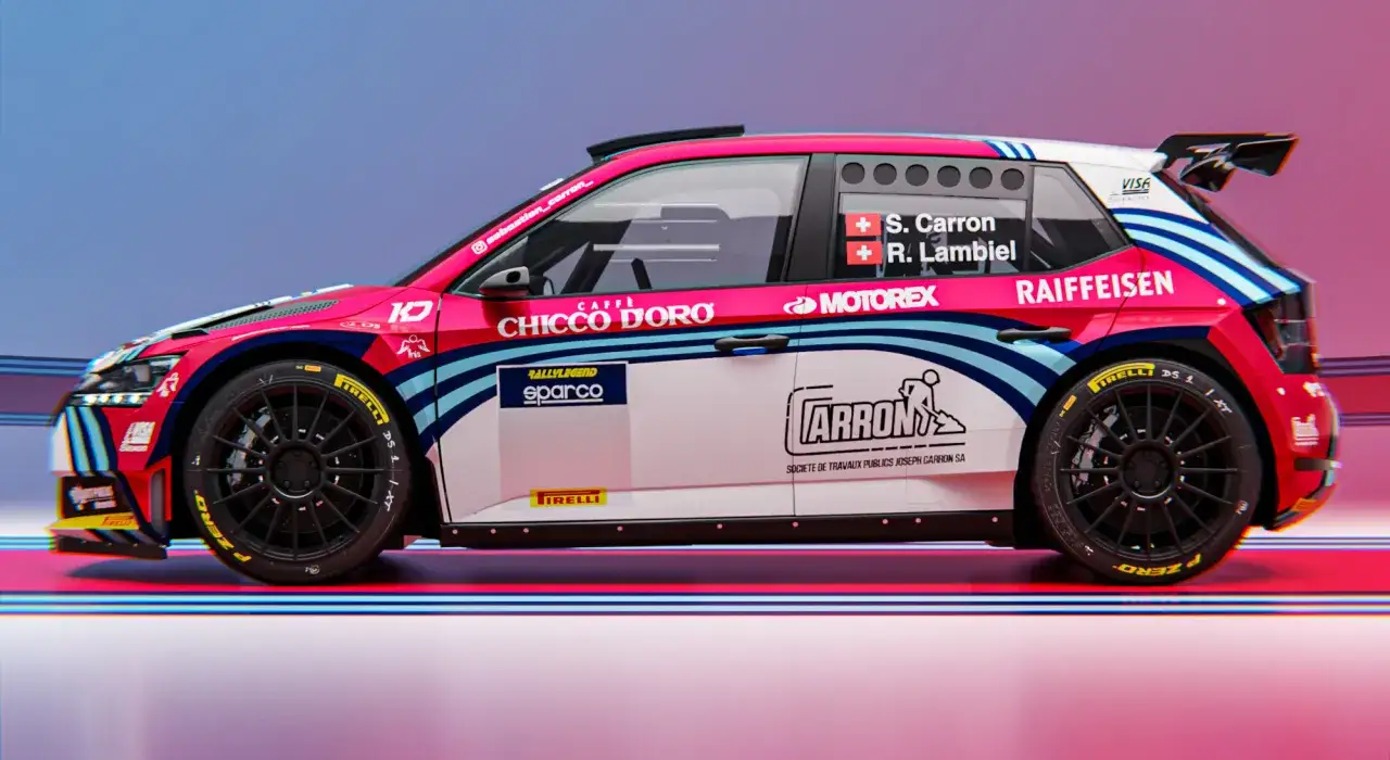 Skoda Fabia Rally 2 w jaskrawym różowym malowaniu z niebieskimi i białymi pasami. Widoczne loga sponsorów i nazwiska kierowców.