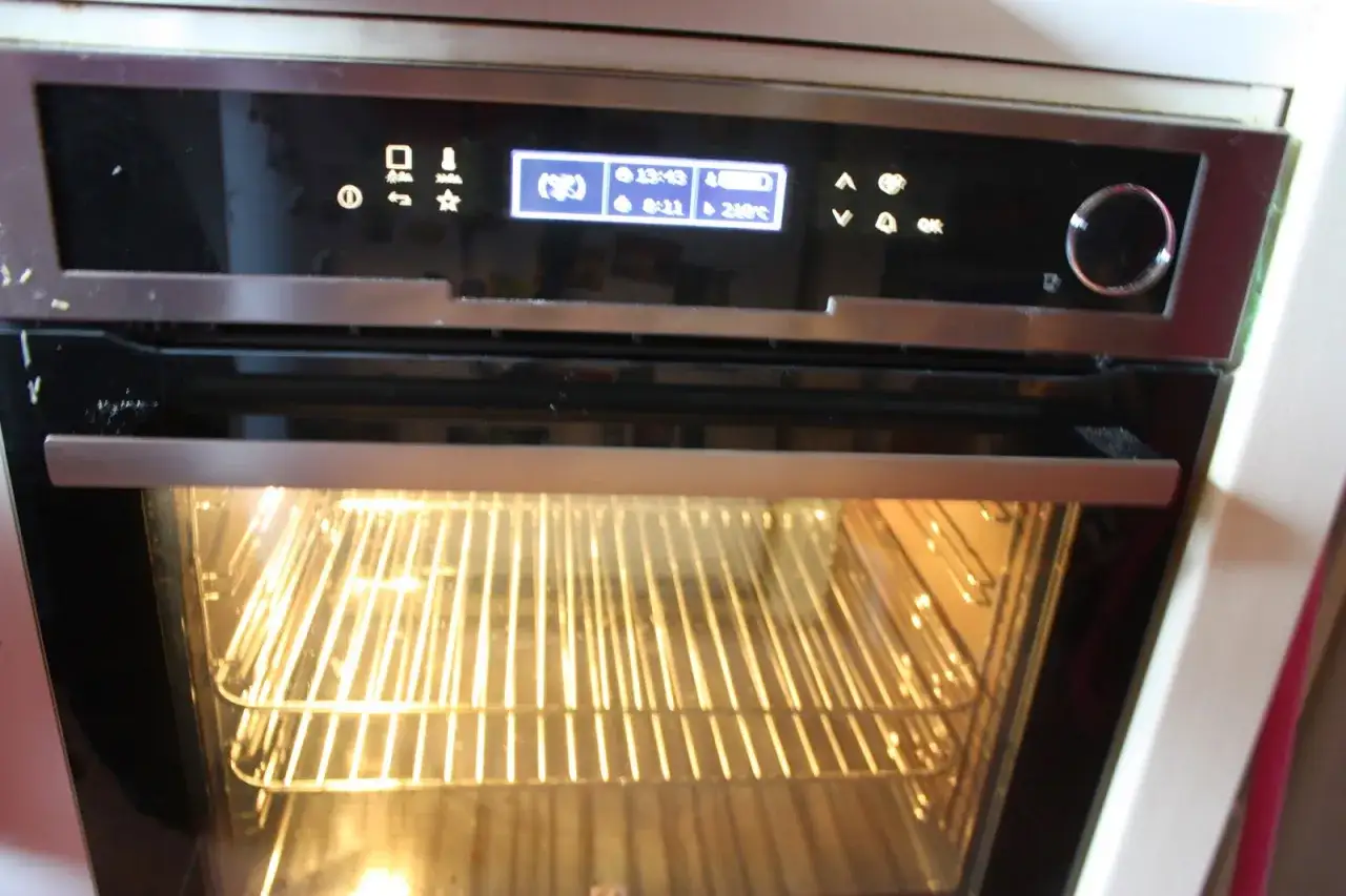 Four &agrave; chaleur tournante humide pr&ecirc;t pour une recette. L'&eacute;cran affiche 210&deg;C.