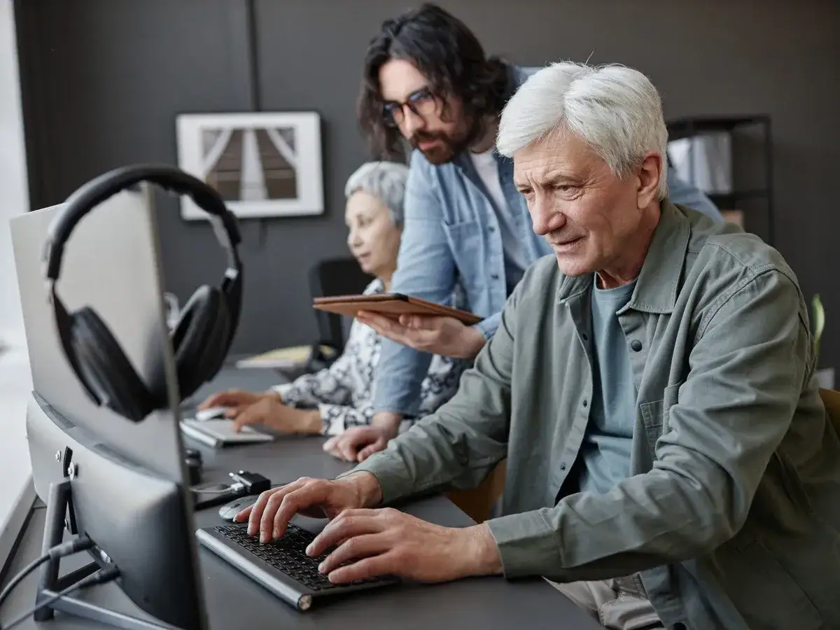 Personas mayores aprendiendo en computadoras, un ejemplo de jubilación activa.