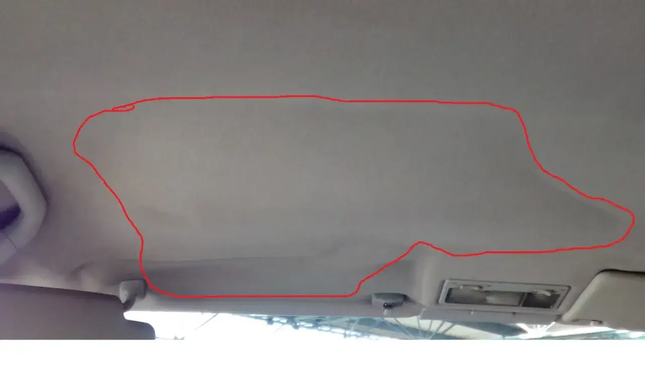 Odklejająca się podsufitka w samochodzie? Zobacz, jak przykleić podsufitkę bez demontażu, zaznaczony obszar pokazuje problem.