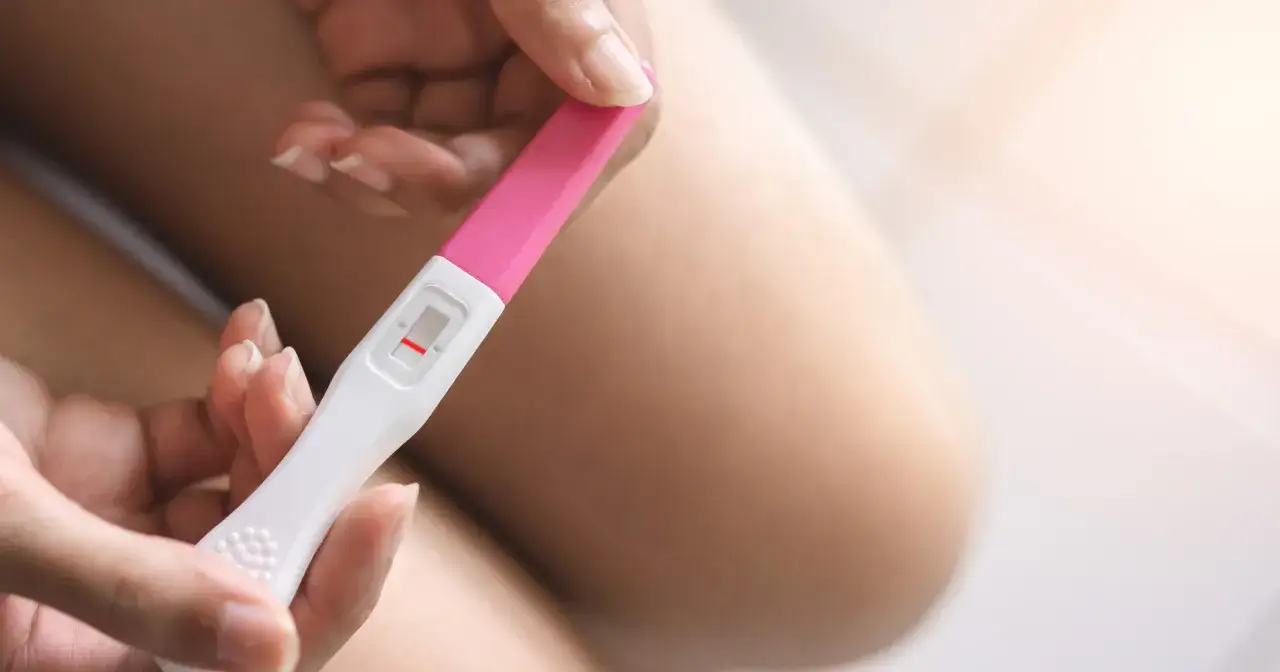 Kiedy zrobić test ciążowy? Dwie kreski oznaczają radość lub niepewność.
