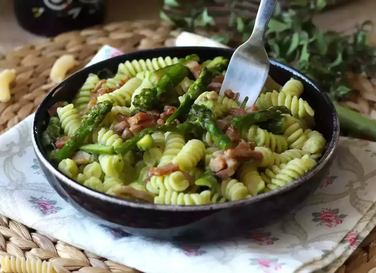 Fusilli con asparagi e pancetta croccante, una deliziosa carbonara di asparagi pronta per essere gustata.