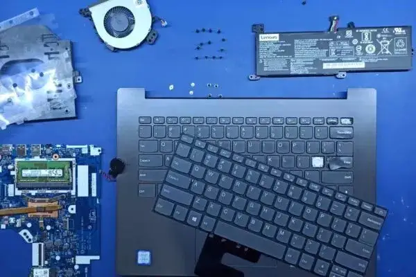 Zdjęcie Jak wymienić klawiaturę w laptopie i uniknąć typowych błędów
