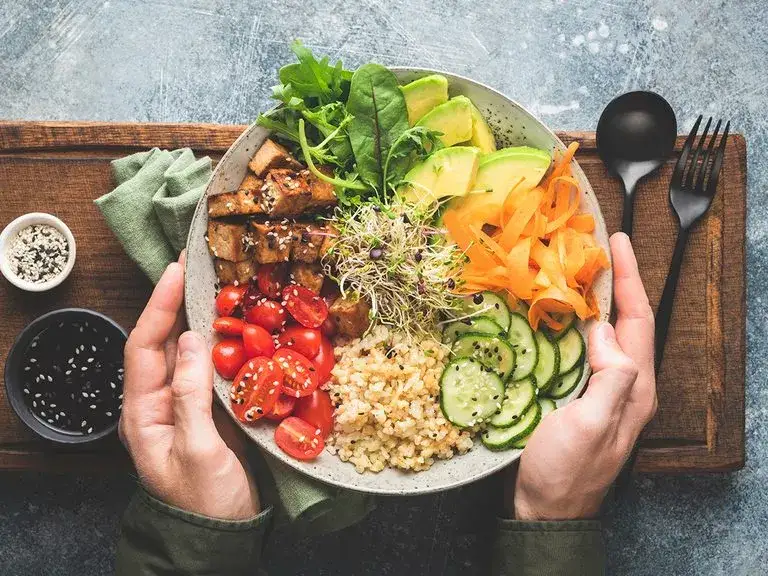 Zdjęcie Jak przygotować tofu do sałatki, aby było pyszne i chrupiące