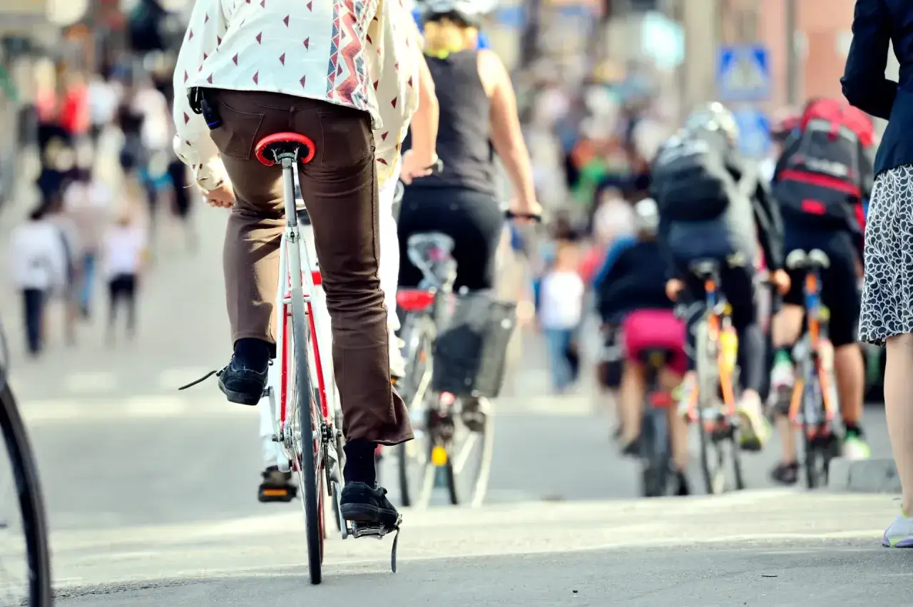 Zdjęcie Kiedy rowerzysta może jechać po chodniku? Sprawdź zasady i wyjątki