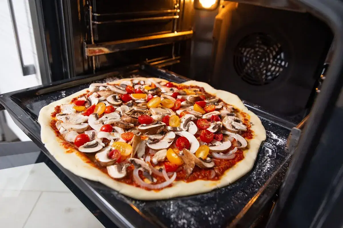 Zdjęcie Jak piec pizzę w piekarniku: przepis na idealną domową pizzę krok po kroku