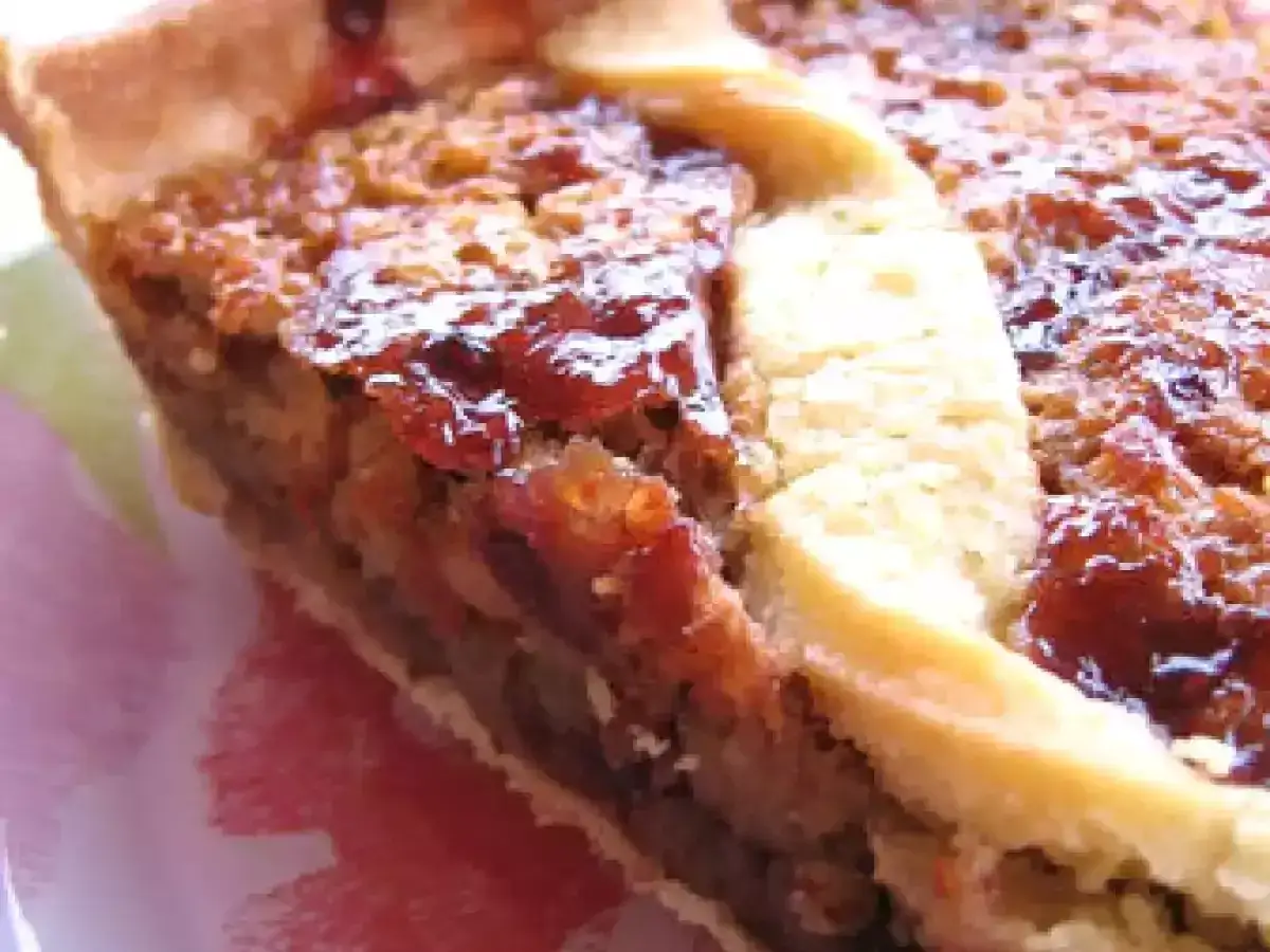Tranche de tarte gourmande, garnie d'une généreuse confiture de mûres et de noix caramélisées. Un délice croustillant et fruité.