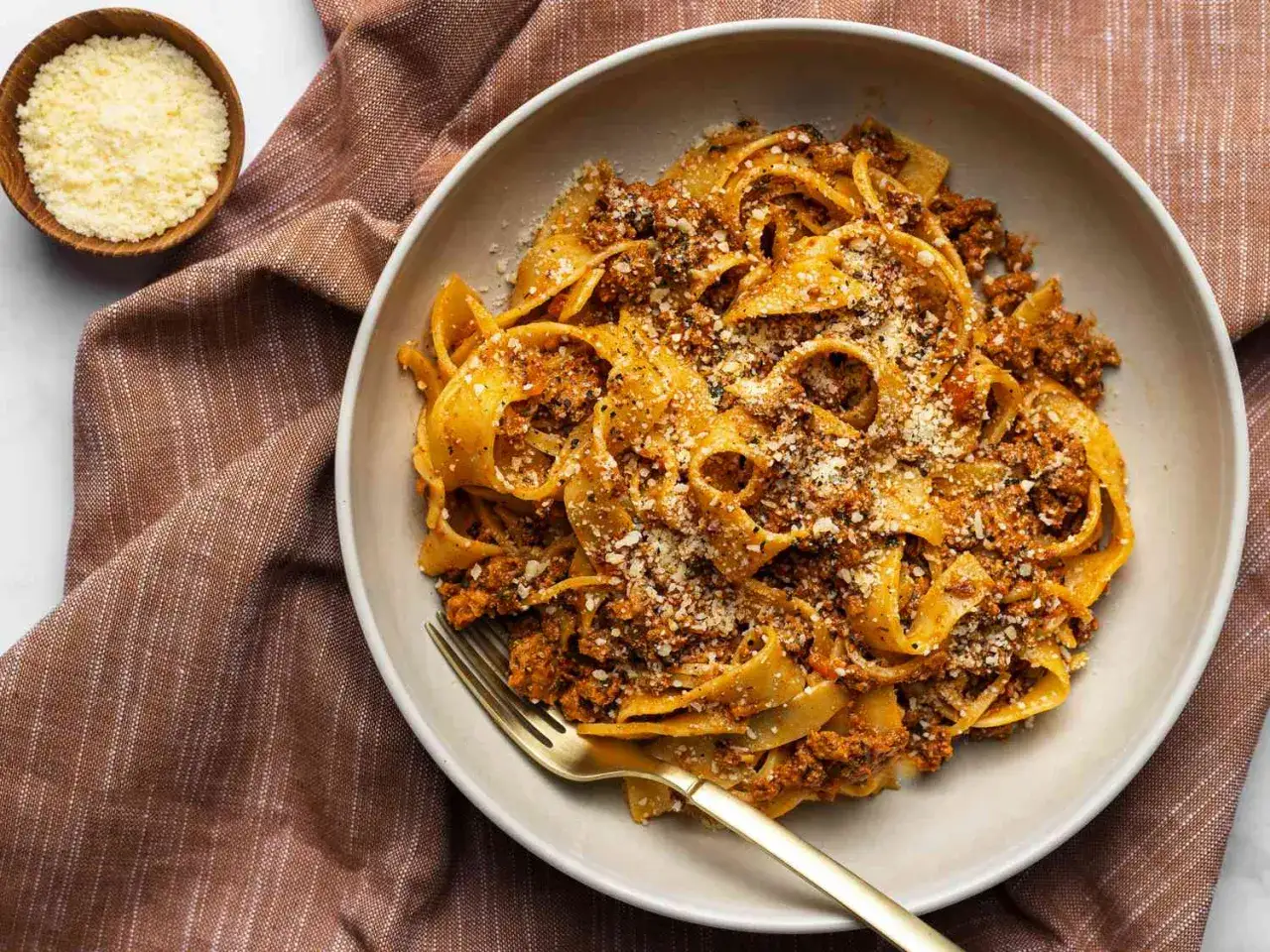 Herzhaftes Tagliatelle Bolognese, inspiriert von authentischen spaghetti bolognese rezepte italienisch, bestreut mit Parmesan.