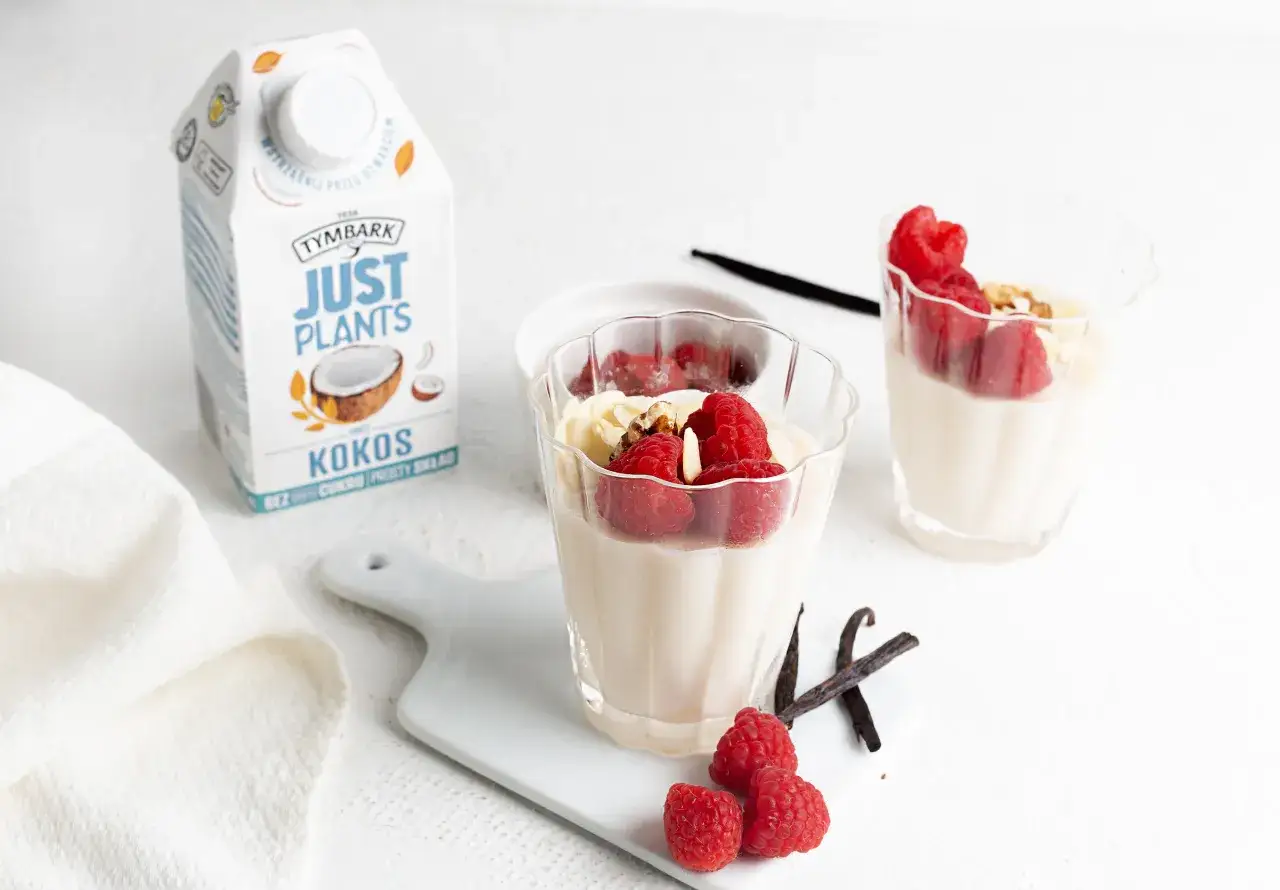 Panna cotta z malinami i migdałami, idealna na deser. Ten przepis na panna cottę wykorzystuje mleko kokosowe.