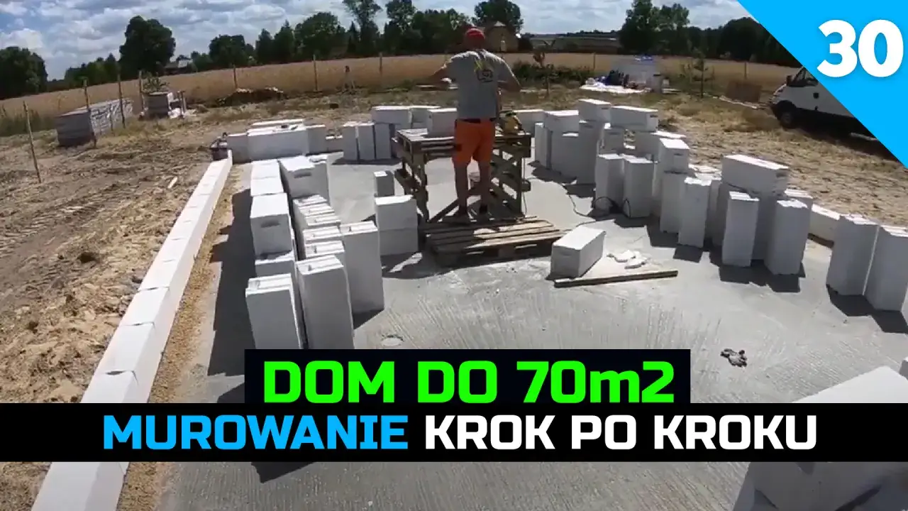 Budowa domu murowanego do 70m2. Blok po bloku powstają ściany.