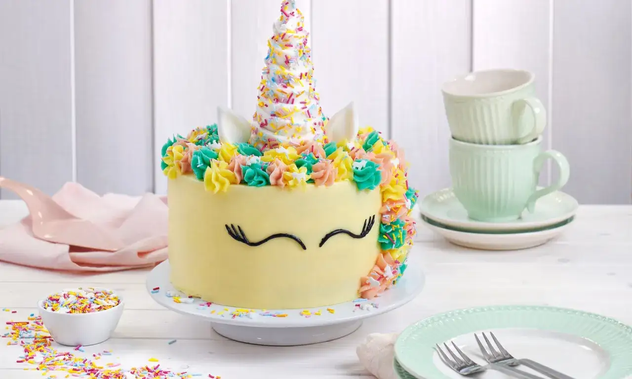 Ein zauberhafter **Einhorn Kuchen** mit bunten Tupfen, einem glitzernden Horn und süßen Augen. Perfekt für eine magische Feier!