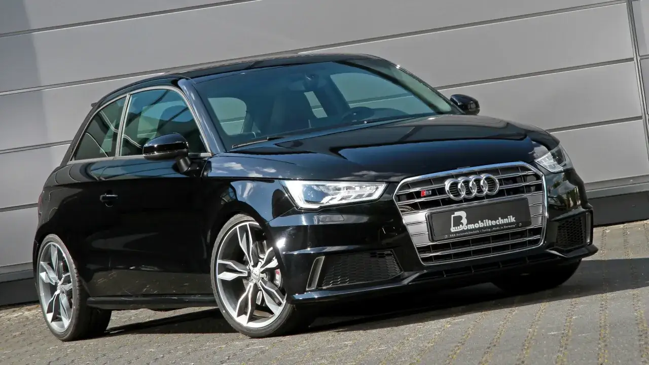 Czarny Audi RS1 z chromowanymi felgami i sportowym wyglądem, gotowy do jazdy.