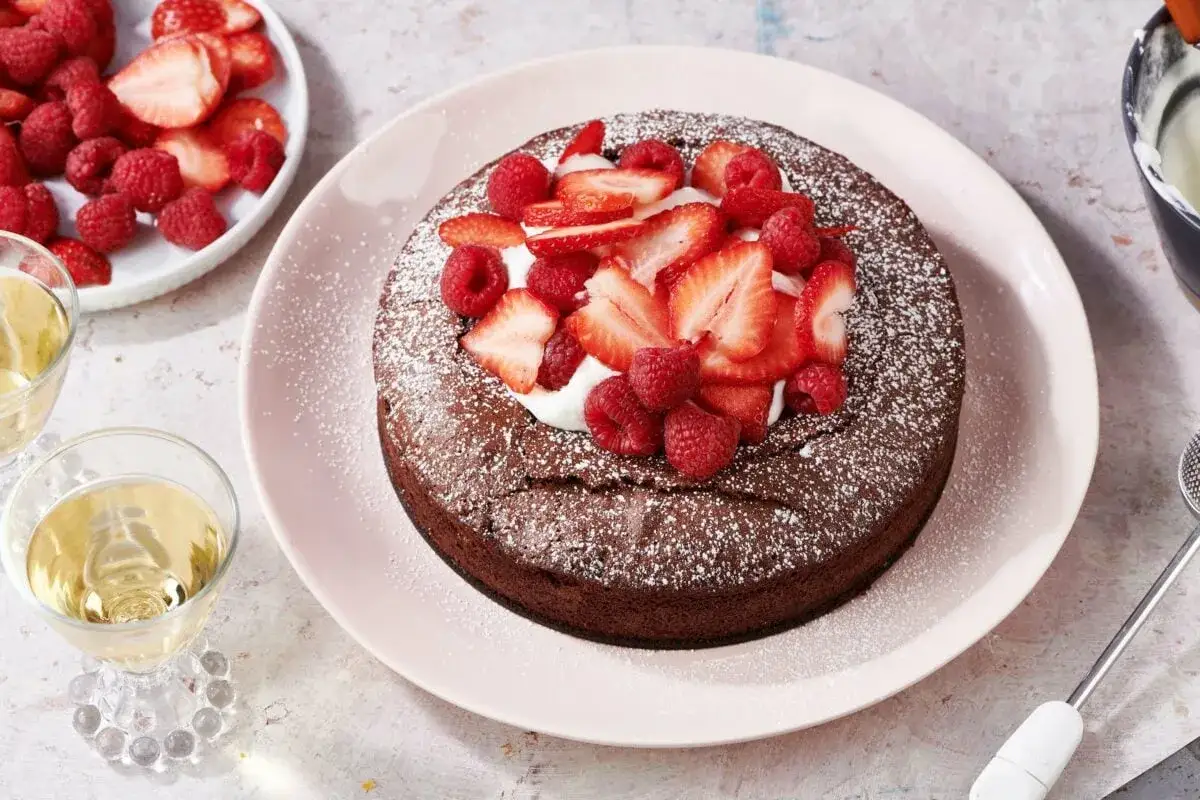 En h&auml;rlig kladdkaka formad med f&auml;rska b&auml;r och gr&auml;dde. Perfekt f&ouml;r en mysig fika.