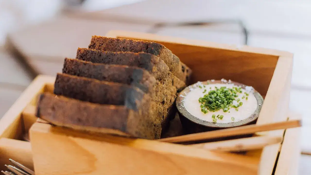 M&ouml;rkt br&ouml;d med sm&ouml;r och gr&auml;sl&ouml;k, en h&auml;rlig f&ouml;rr&auml;tt p&aring; en av restaurangerna i Tallinn.