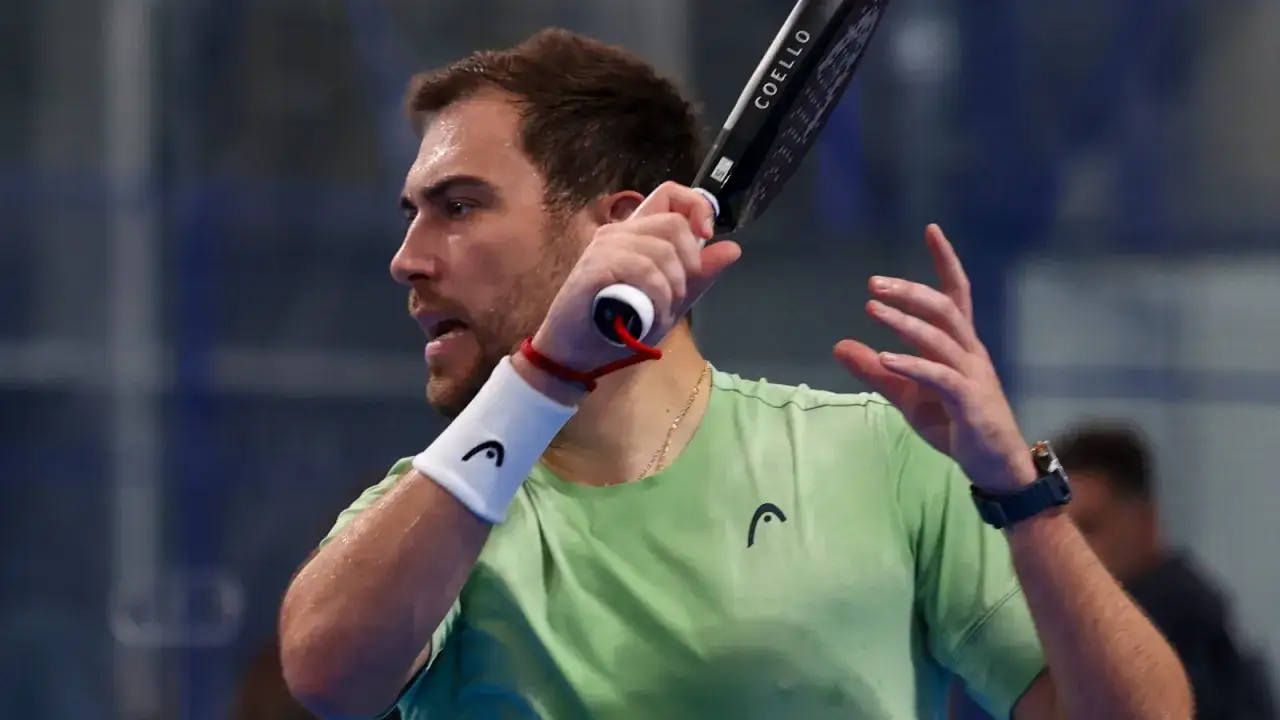 Jerzy Janowicz, w zielonej koszulce, z rakietą w dłoni. Czy to koniec kariery?