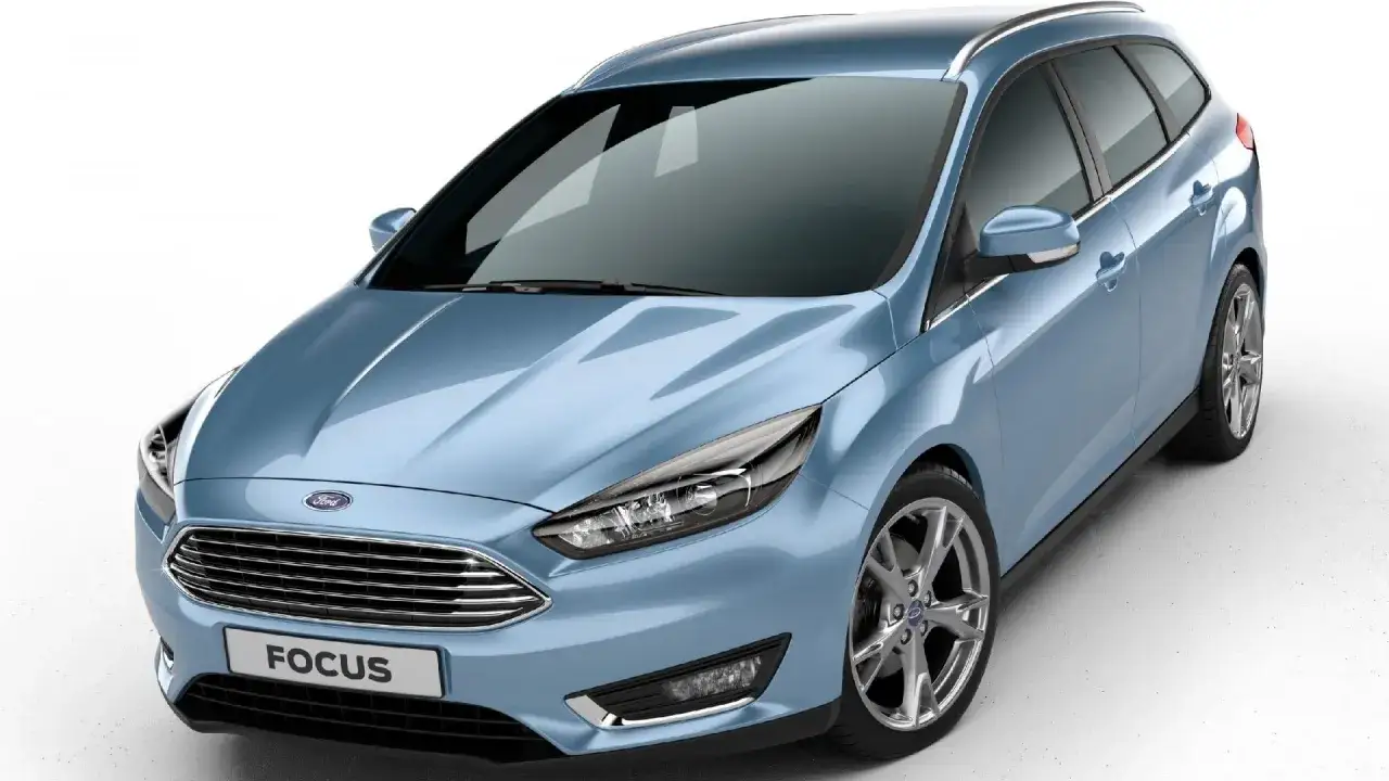 Błękitny Ford Focus MK3 1.6 TDCI kombi z chromowanymi felgami i atrapą chłodnicy.