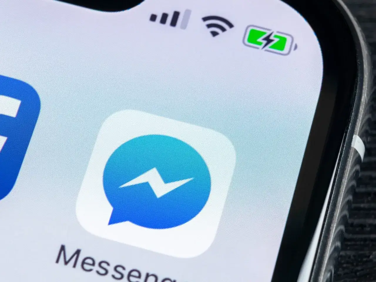 Ikona aplikacji Messenger na ekranie telefonu. Widoczny pasek stanu z zasięgiem, Wi-Fi i naładowaną baterią. To narzędzie do przechwytywania wiadomości Messenger.
