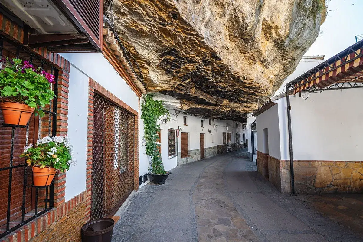 Urokliwe miasto w skale w Hiszpanii, gdzie domy wbudowane są pod skalnym nawisem.