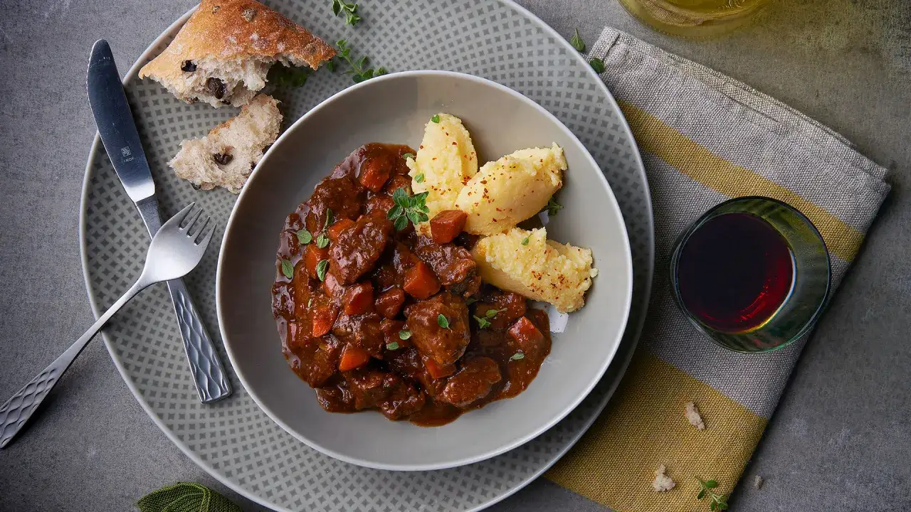 Herzhaftes Spezzatino di manzo mit Polenta, dazu ein Glas Rotwein und Brot. Ein Genuss!