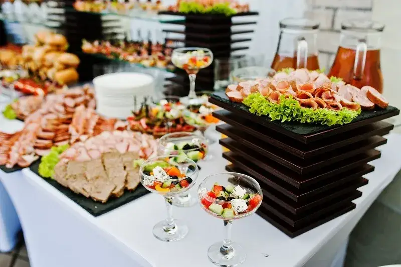 catering eventowy bufet stół serwowany