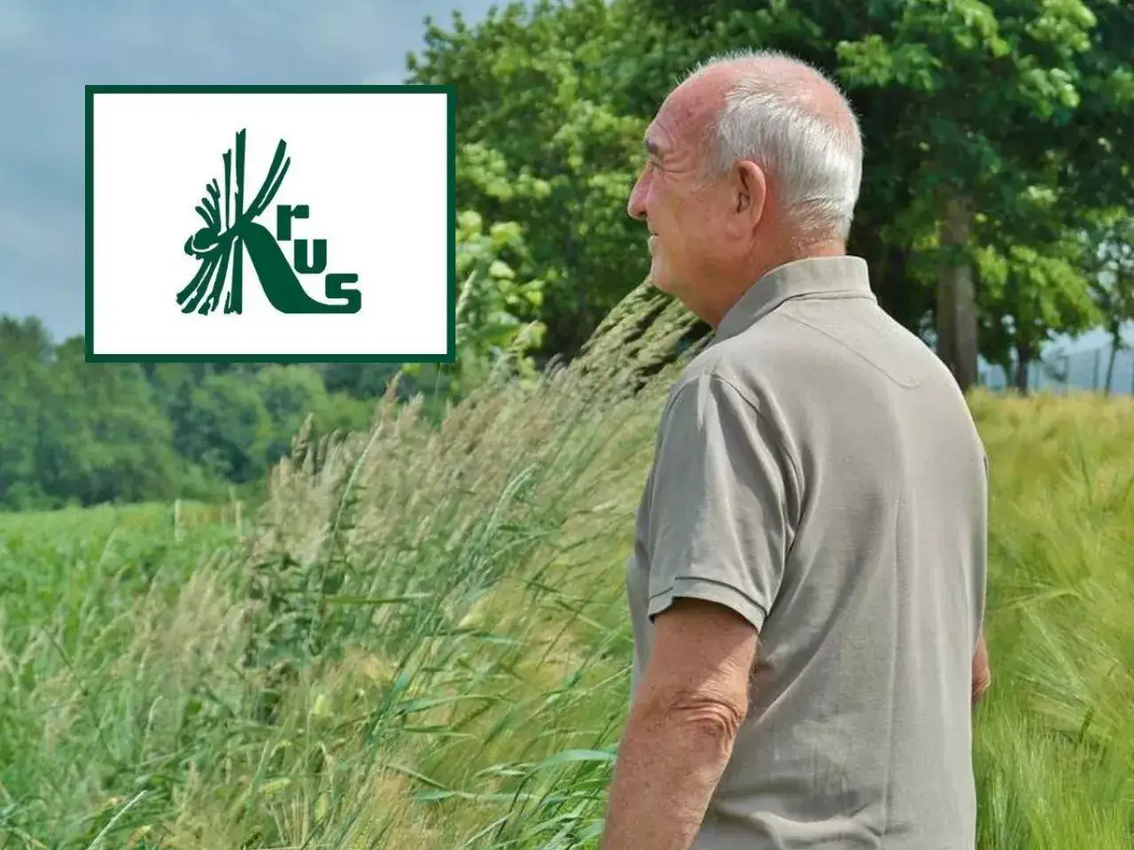 Emeryt rolniczy w polu, logo KRUS. Zastanawia się, ile wynosi emerytura rolnicza netto.
