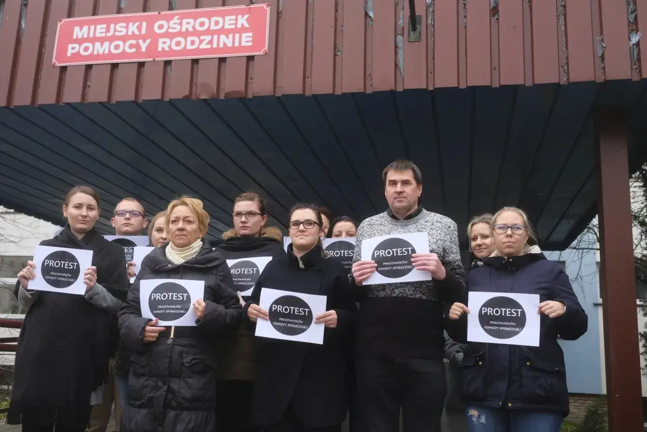 Pracownik DPS rozmawia z dyrektorem