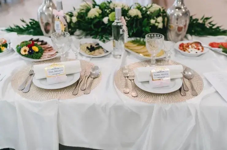elegancko nakryty stół weselny z winietką