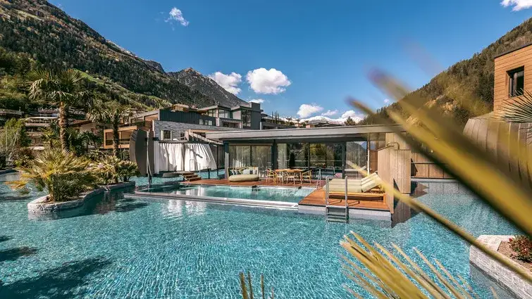 Luxuri&ouml;ses Adults Only Hotel Pool