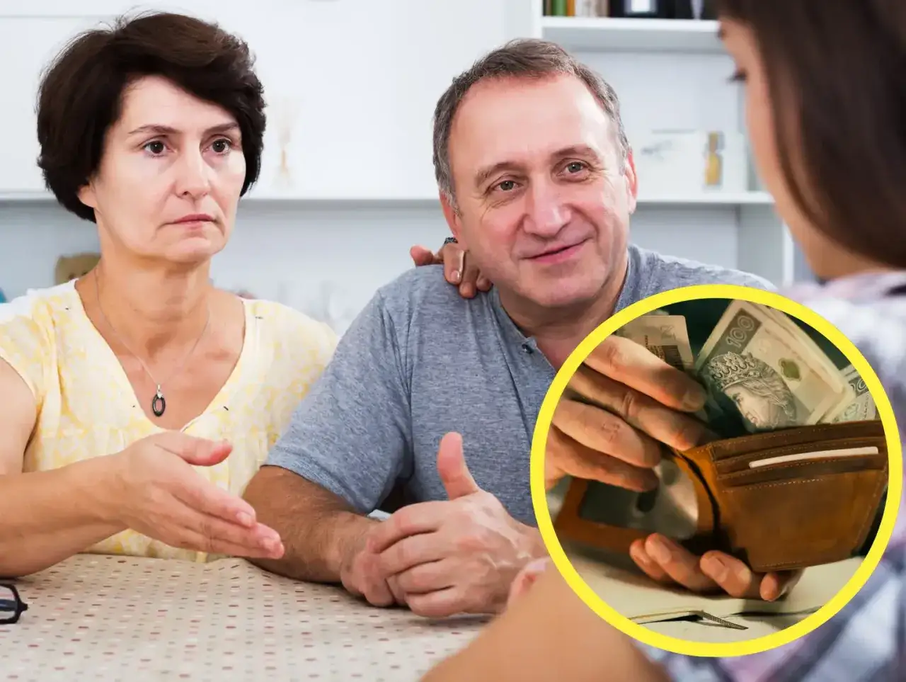 Rodzice rozmawiają o finansach, a mężczyzna pokazuje pieniądze. Czy to wystarczy na 13 emeryturę netto?