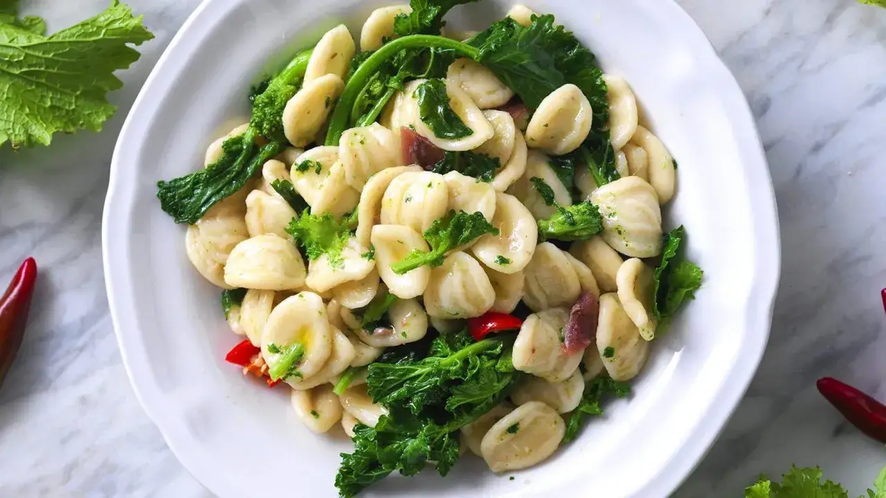 Orecchiette con cime di rapa, un classico del menu pugliese, con peperoncino e acciughe.