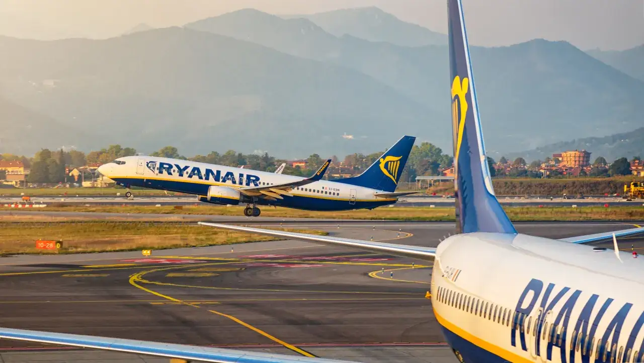 Samolot Ryanair startuje na tle gór. Czy można odwołać lot Ryanair? Zależy od warunków.